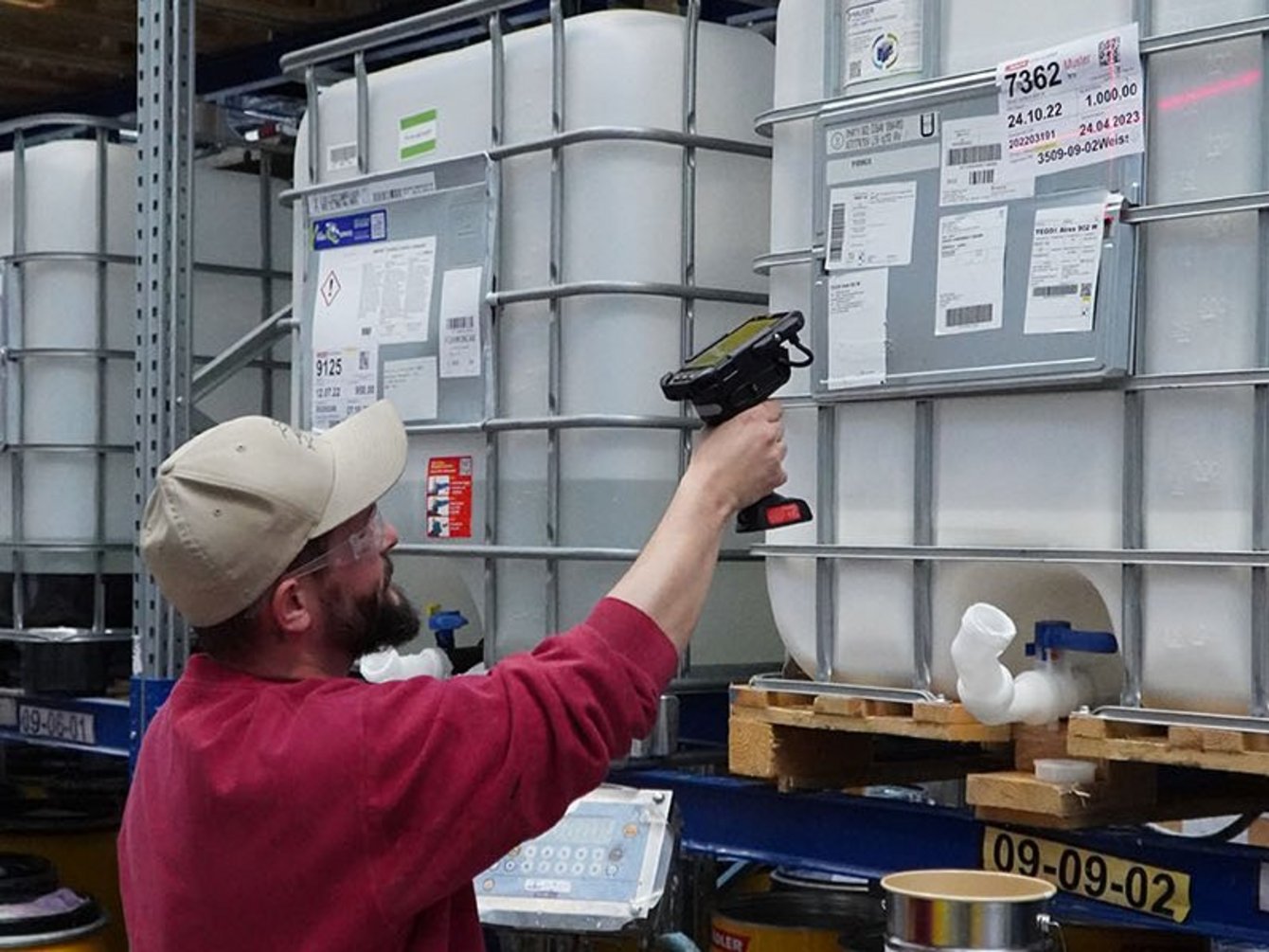 Triggerhandle in der Nutzung Mitarbeiter bei ADLER Lacke nutzt Trigger Handle von i.safe MOBILE